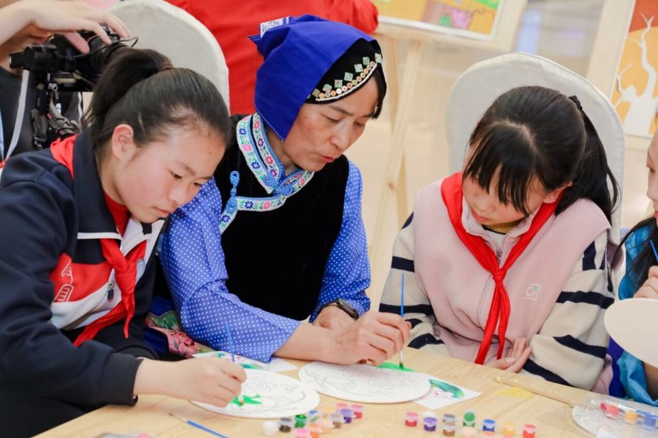 在筆尖綻放的春天 感受呈貢區(qū)農(nóng)民畫展的非遺魅力與鄉(xiāng)土詩情